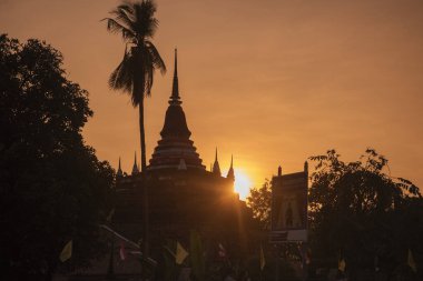 Şehrin kuzeyindeki Wat Ratchaburana Tapınağı 'ndan Chedi ve Tayland' ın kuzeyindeki Phitsanulok. Tayland, Phitsanulok, 1 Aralık 2024.