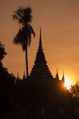 Şehrin kuzeyindeki Wat Ratchaburana Tapınağı 'ndan Chedi ve Tayland' ın kuzeyindeki Phitsanulok. Tayland, Phitsanulok, 1 Aralık 2024.