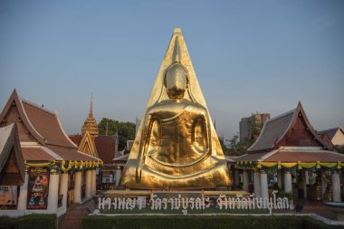 Thailand 'ın Phitsanulok şehrinde Wat Phra Nang Phaya Amulet Buddha Image. Tayland, Phitsanulok, 1 Aralık 2024.