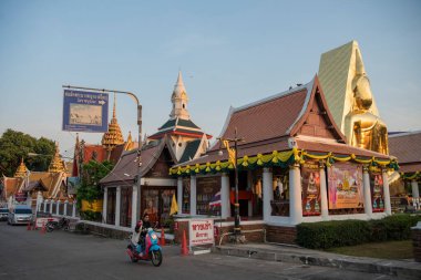 Wat Phra Si Rattana Mahathat 'dan Chedi Tayland' ın Phitsanulok şehrinde. Tayland, Phitsanulok, Kasım 29, 2024.