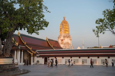 Wat Phra Si Rattana Mahathat 'dan Chedi Tayland' ın Phitsanulok şehrinde. Tayland, Phitsanulok, 1 Aralık 2024.