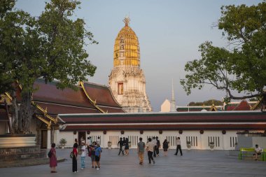 Wat Phra Si Rattana Mahathat 'dan Chedi Tayland' ın Phitsanulok şehrinde. Tayland, Phitsanulok, 1 Aralık 2024.