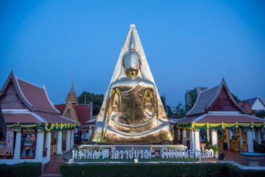 Thailand 'ın Phitsanulok şehrinde Wat Phra Nang Phaya Amulet Buddha Image. Tayland, Phitsanulok, 1 Aralık 2024.