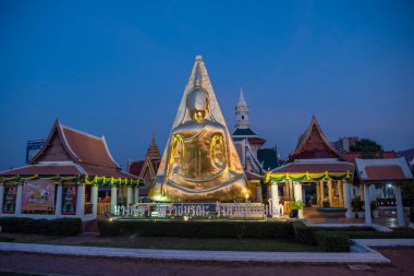 Thailand 'ın Phitsanulok şehrinde Wat Phra Nang Phaya Amulet Buddha Image. Tayland, Phitsanulok, 1 Aralık 2024.