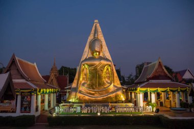 Thailand 'ın Phitsanulok şehrinde Wat Phra Nang Phaya Amulet Buddha Image. Tayland, Phitsanulok, 1 Aralık 2024.