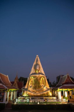 Thailand 'ın Phitsanulok şehrinde Wat Phra Nang Phaya Amulet Buddha Image. Tayland, Phitsanulok, 1 Aralık 2024.