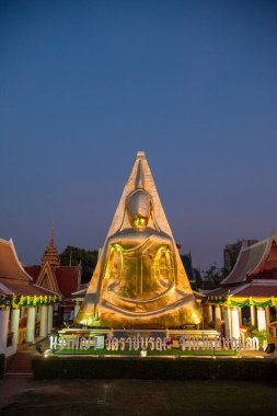 Thailand 'ın Phitsanulok şehrinde Wat Phra Nang Phaya Amulet Buddha Image. Tayland, Phitsanulok, 1 Aralık 2024.