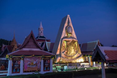 Thailand 'ın Phitsanulok şehrinde Wat Phra Nang Phaya Amulet Buddha Image. Tayland, Phitsanulok, 1 Aralık 2024.