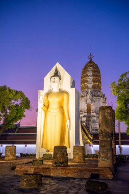 Tayland 'ın Phitsanulok kentindeki Phra Attharos veya Wat Yai kalıntıları. Tayland, Phitsanulok, 1 Aralık 2024.