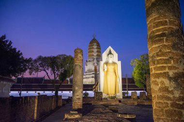 Tayland 'ın Phitsanulok kentindeki Phra Attharos veya Wat Yai kalıntıları. Tayland, Phitsanulok, 1 Aralık 2024.