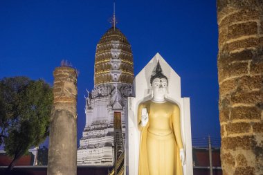 Tayland 'ın Phitsanulok kentindeki Phra Attharos veya Wat Yai kalıntıları. Tayland, Phitsanulok, 1 Aralık 2024.