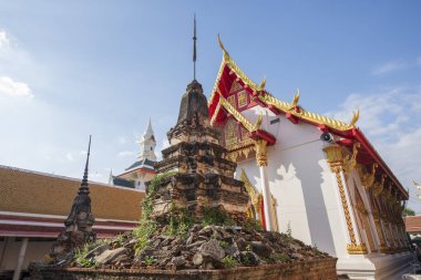 Wat Nang Phaya Ruen Kaew 'den Chedi Tayland' ın Phitsanulok şehrinde. Tayland, Phitsanulok, Kasım 29, 2024.
