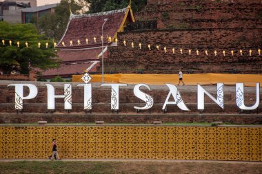 Şehrin kuzeyindeki Wat Ratchaburana Tapınağı 'ndan Chedi ve Tayland' ın kuzeyindeki Phitsanulok. Tayland, Phitsanulok, Kasım 29, 2024.