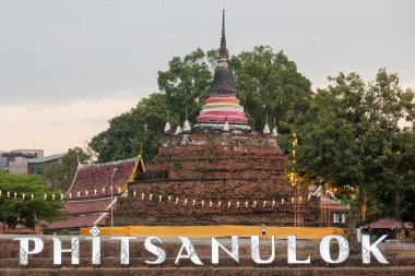 Şehrin kuzeyindeki Wat Ratchaburana Tapınağı 'ndan Chedi ve Tayland' ın kuzeyindeki Phitsanulok. Tayland, Phitsanulok, Kasım 29, 2024.