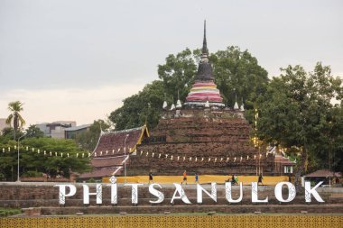 Şehrin kuzeyindeki Wat Ratchaburana Tapınağı 'ndan Chedi ve Tayland' ın kuzeyindeki Phitsanulok. Tayland, Phitsanulok, Kasım 29, 2024.