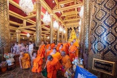 Tayland 'ın Phitsanulok kentindeki Wat Phra Si Rattana Mahathat' daki rahipler. Tayland, Phitsanulok, 1 Aralık 2024.
