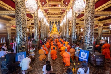 Tayland 'ın Phitsanulok kentindeki Wat Phra Si Rattana Mahathat' daki rahipler. Tayland, Phitsanulok, 1 Aralık 2024.