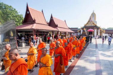 Bir grup keşiş Tayland 'ın Phitsanulok kentindeki Wat Phra Si Rattana Mahathat' ı ziyaret eder. Tayland, Phitsanulok, 1 Aralık 2024.