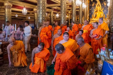 Tayland 'ın Phitsanulok kentindeki Wat Phra Si Rattana Mahathat' daki rahipler. Tayland, Phitsanulok, 1 Aralık 2024.