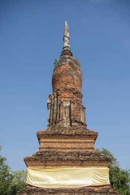 Şehir ve Tayland 'ın Phitsanulok ilindeki Wat Chedi Yod tangası harabeleri. Tayland, Phitsanulok, 30 Kasım 2024.
