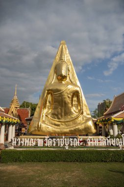 Thailand 'ın Phitsanulok şehrinde Wat Phra Nang Phaya Amulet Buddha Image. Tayland, Phitsanulok, Kasım 29, 2024.