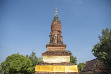 Şehir ve Tayland 'ın Phitsanulok ilindeki Wat Chedi Yod tangası harabeleri. Tayland, Phitsanulok, 30 Kasım 2024.
