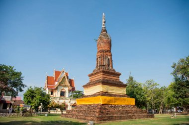 Şehir ve Tayland 'ın Phitsanulok ilindeki Wat Chedi Yod tangası harabeleri. Tayland, Phitsanulok, 30 Kasım 2024.