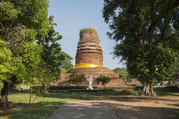Wat Aranyik 'teki Chedi harabeleri. Tayland' ın Phitsanulok kenti. Tayland, Phitsanulok, 30 Kasım 2024.
