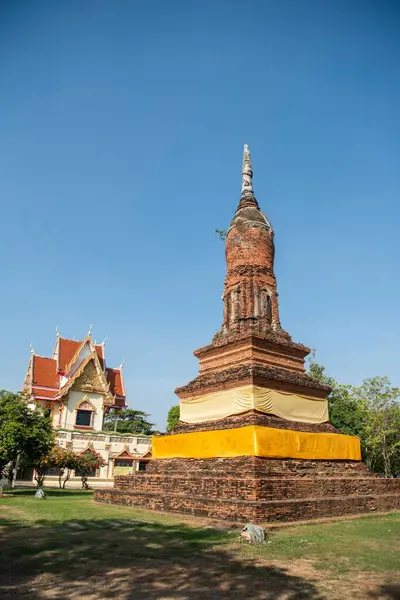 Şehir ve Tayland 'ın Phitsanulok ilindeki Wat Chedi Yod tangası harabeleri. Tayland, Phitsanulok, 30 Kasım 2024.