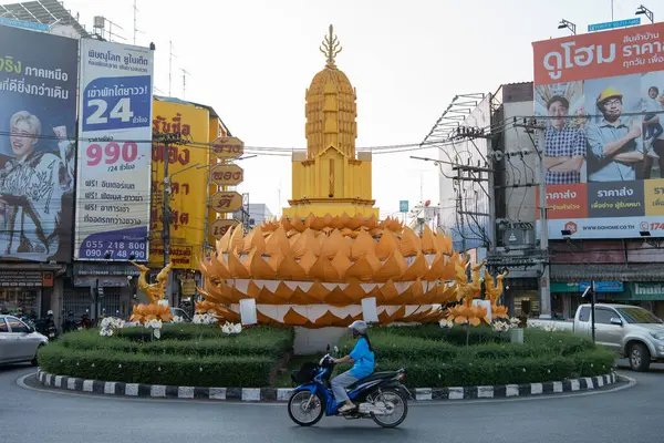 Wat Phra Si Rattana Mahathat 'dan Chedi Tayland' ın Phitsanulok şehrinde. Tayland, Phitsanulok, Kasım 29, 2024.