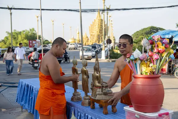 Keşiş, cumartesi günü şehir ve Tayland 'daki Phitsanulok şehrindeki Walking Street Market' te. Tayland, Phitsanulok, 30 Kasım 2024.