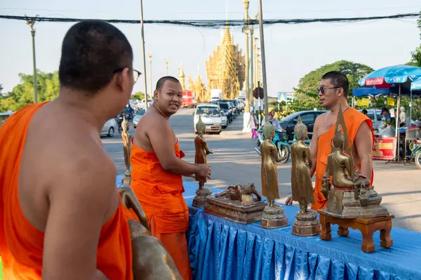 Keşiş, cumartesi günü şehir ve Tayland 'daki Phitsanulok şehrindeki Walking Street Market' te. Tayland, Phitsanulok, 30 Kasım 2024.