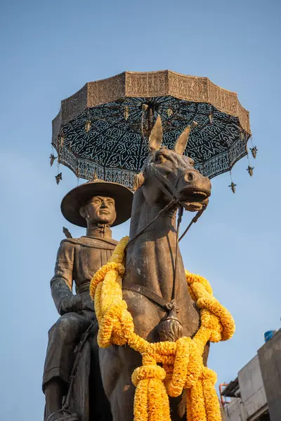 Tayland 'ın Phitsanulok şehrindeki Kral Naresuan anıtı ve heykeli. Tayland, Phitsanulok, 30 Kasım 2024.