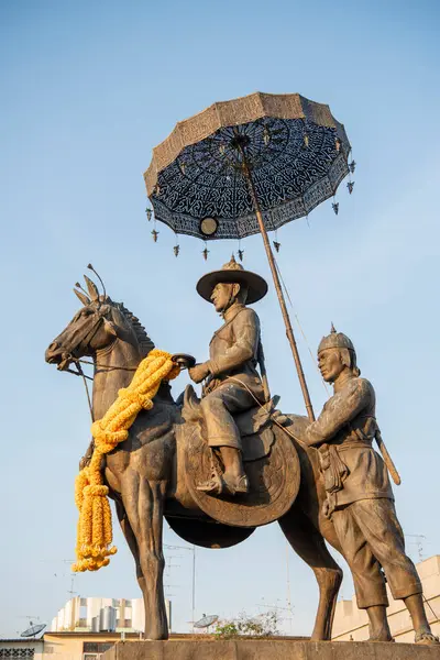 Tayland 'ın Phitsanulok şehrindeki Kral Naresuan anıtı ve heykeli. Tayland, Phitsanulok, 30 Kasım 2024.