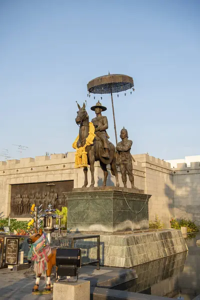 Tayland 'ın Phitsanulok şehrindeki Kral Naresuan anıtı ve heykeli. Tayland, Phitsanulok, 30 Kasım 2024.