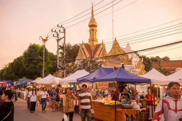 Cumartesi günü Wat Chan 'da Walking Street Market ve Tayland' da Phitsanulok. Tayland, Phitsanulok, 30 Kasım 2024.