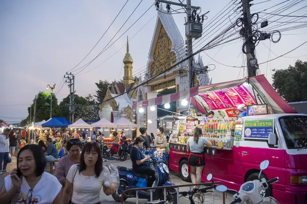 Cumartesi günü Wat Chan 'da Walking Street Market ve Tayland' da Phitsanulok. Tayland, Phitsanulok, 30 Kasım 2024.