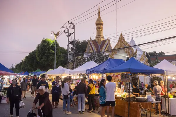 Cumartesi günü Wat Chan 'da Walking Street Market ve Tayland' da Phitsanulok. Tayland, Phitsanulok, 30 Kasım 2024.