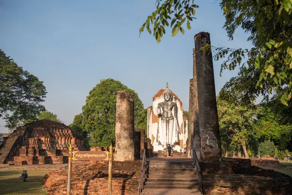 Tayland 'da Chandra Sarayı ve Phitsanulok ilinin yanındaki Wat Wihan Thong tarihi kalıntıları. Tayland, Phitsanulok, 1 Aralık 2024.