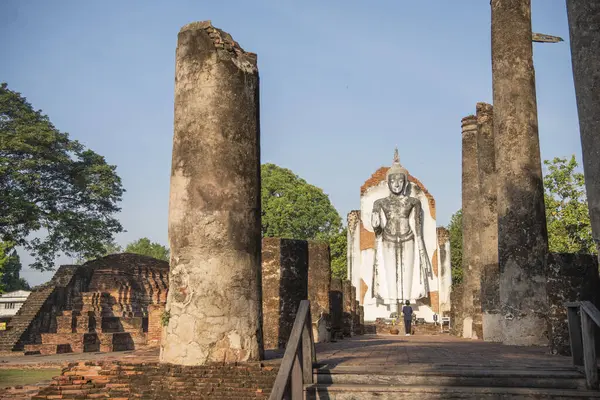 Tayland 'da Chandra Sarayı ve Phitsanulok ilinin yanındaki Wat Wihan Thong tarihi kalıntıları. Tayland, Phitsanulok, 1 Aralık 2024.
