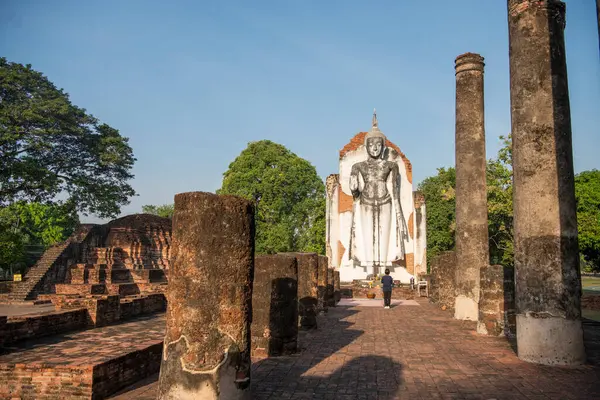 Tayland 'da Chandra Sarayı ve Phitsanulok ilinin yanındaki Wat Wihan Thong tarihi kalıntıları. Tayland, Phitsanulok, 1 Aralık 2024.