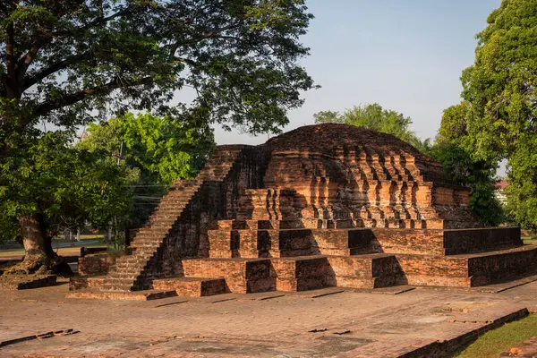 Tayland 'da Chandra Sarayı ve Phitsanulok ilinin yanındaki Wat Wihan Thong tarihi kalıntıları. Tayland, Phitsanulok, 1 Aralık 2024.