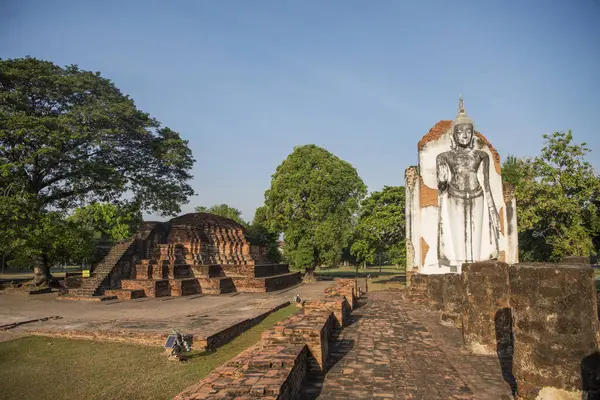 Tayland 'da Chandra Sarayı ve Phitsanulok ilinin yanındaki Wat Wihan Thong tarihi kalıntıları. Tayland, Phitsanulok, 1 Aralık 2024.