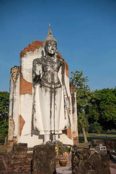 Tayland 'da Chandra Sarayı ve Phitsanulok ilinin yanındaki Wat Wihan Thong tarihi kalıntıları. Tayland, Phitsanulok, 1 Aralık 2024.