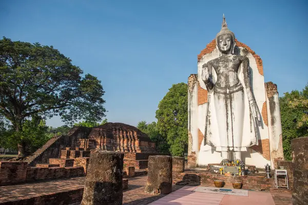 Tayland 'da Chandra Sarayı ve Phitsanulok ilinin yanındaki Wat Wihan Thong tarihi kalıntıları. Tayland, Phitsanulok, 1 Aralık 2024.