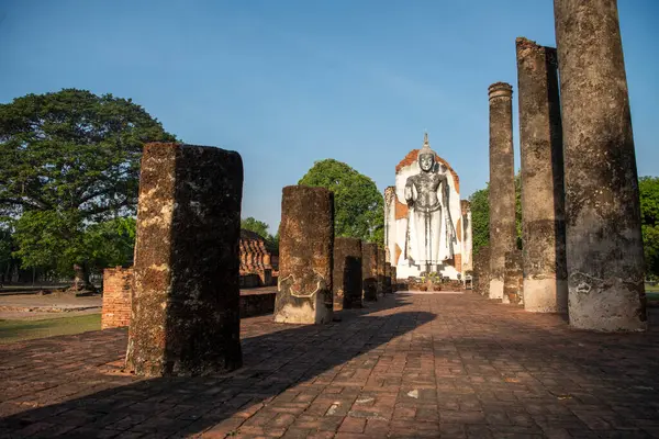 Tayland 'da Chandra Sarayı ve Phitsanulok ilinin yanındaki Wat Wihan Thong tarihi kalıntıları. Tayland, Phitsanulok, 1 Aralık 2024.