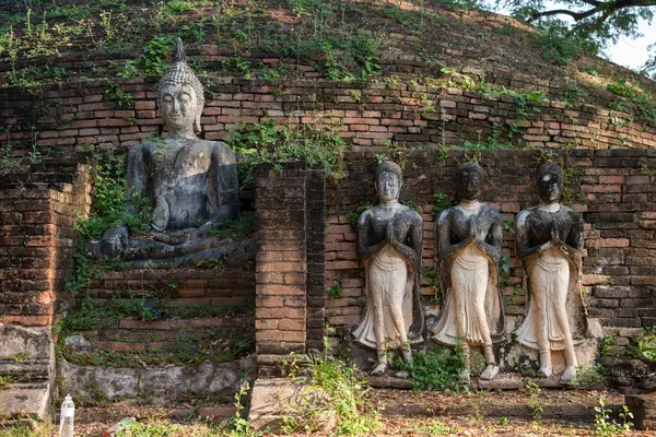 Tayland 'da Chandra Sarayı ve Phitsanulok ilinin yanındaki Wat Wihan Thong tarihi kalıntıları. Tayland, Phitsanulok, 1 Aralık 2024.