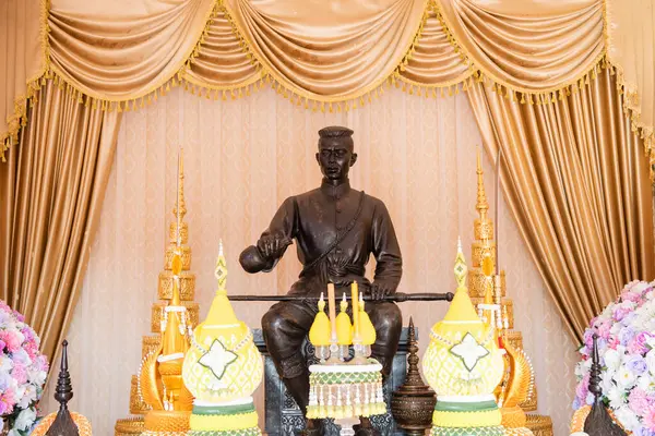 Tayland 'ın Phitsanulok şehrindeki Chan Kraliyet Sarayı Müzesi' nde Kral Naresuan 'ın heykeli. Tayland, Phitsanulok, 1 Aralık 2024.