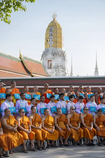Bir grup keşiş Tayland 'ın Phitsanulok kentindeki Wat Phra Si Rattana Mahathat' ı ziyaret eder. Tayland, Phitsanulok, 1 Aralık 2024.