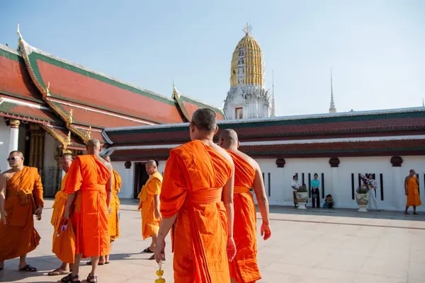 Bir grup keşiş Tayland 'ın Phitsanulok kentindeki Wat Phra Si Rattana Mahathat' ı ziyaret eder. Tayland, Phitsanulok, 1 Aralık 2024.